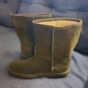 Report olive green fuzzy lined boots